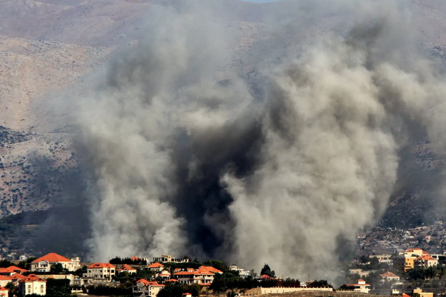 İsrail'in Güney Lübnan'a düzenlediği saldırılar sonucu yükselen dumanlar (DPA)
