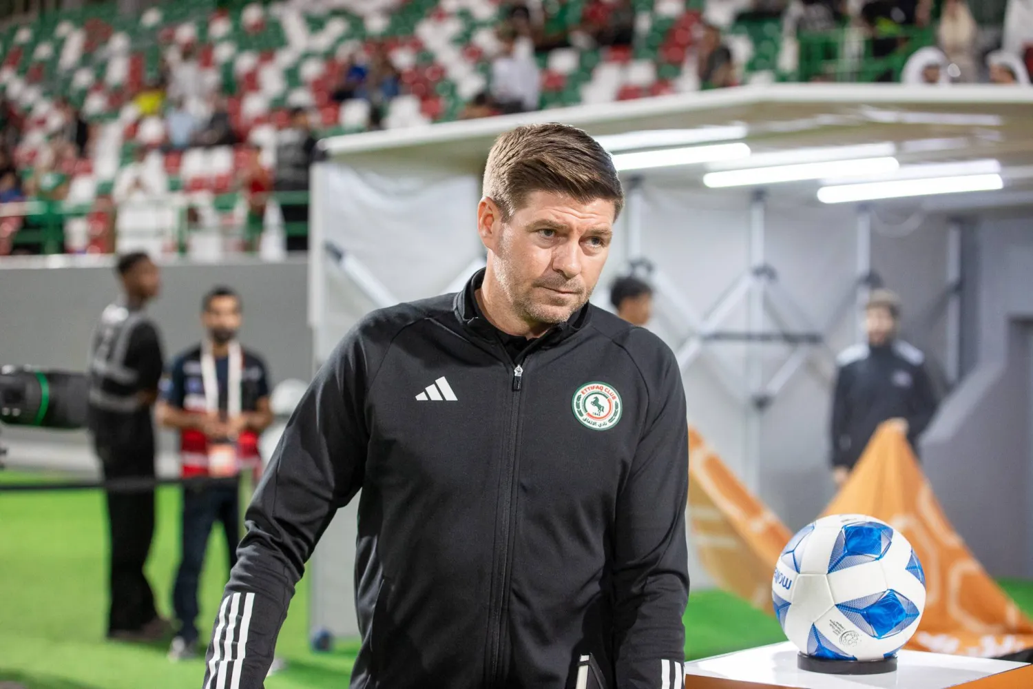 جيرارد مدرب فريق الاتفاق خلال المواجهة (تصوير: عيسى الدبيسي)