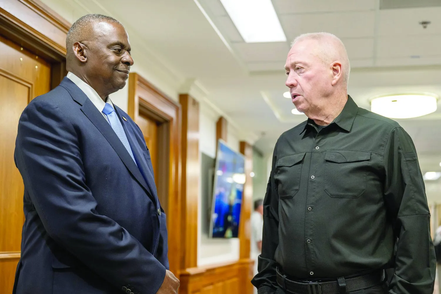 
لقاء سابق بين وزير الدفاع الأميركي لويد أوستن (يسار) ووزير الدفاع الإسرائيلي يوآف غالانت (وزارة الدفاع الأميركية)