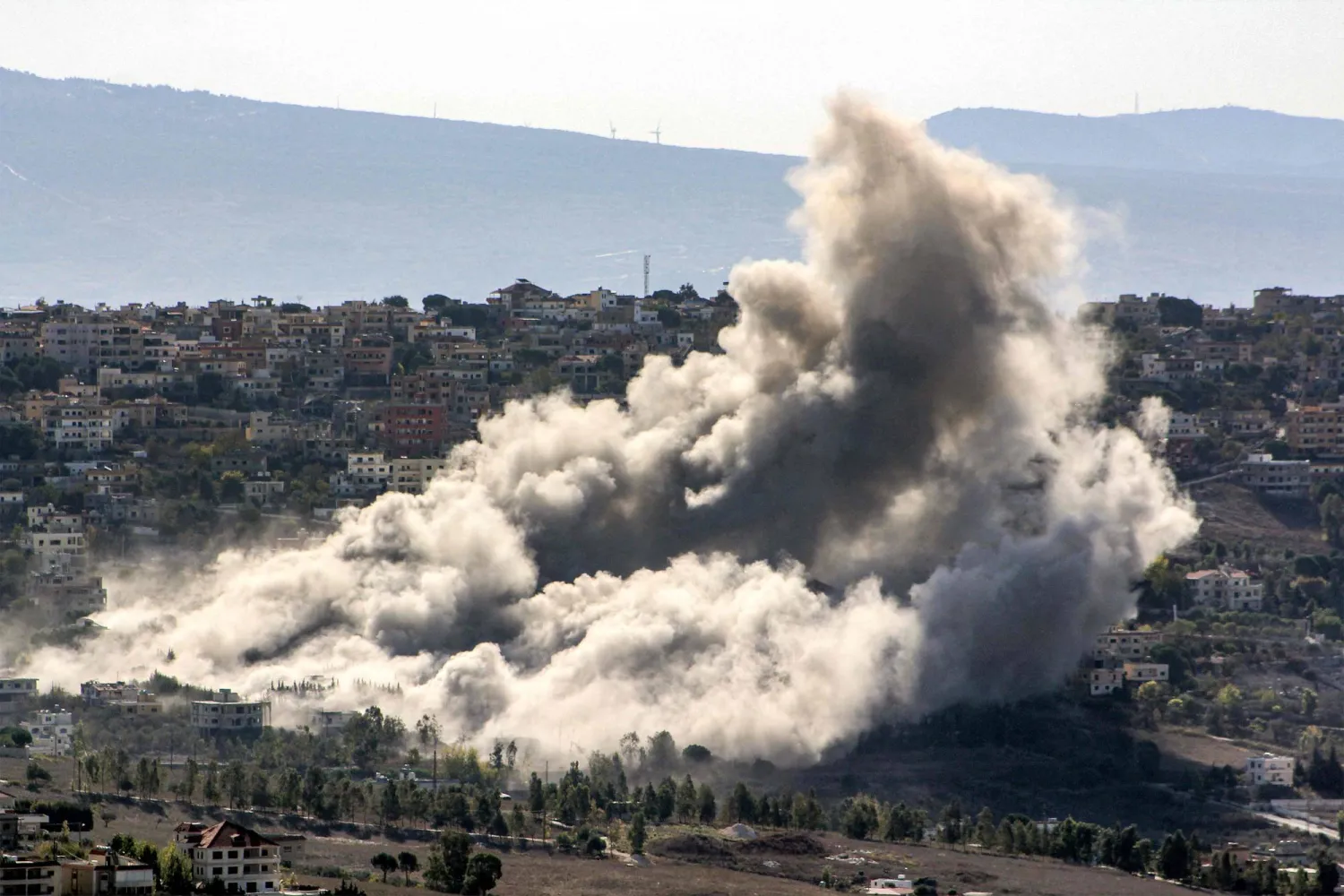 تصاعد الدخان جراء الغارات الإسرائيلية على جنوب لبنان (أ.ف.ب)