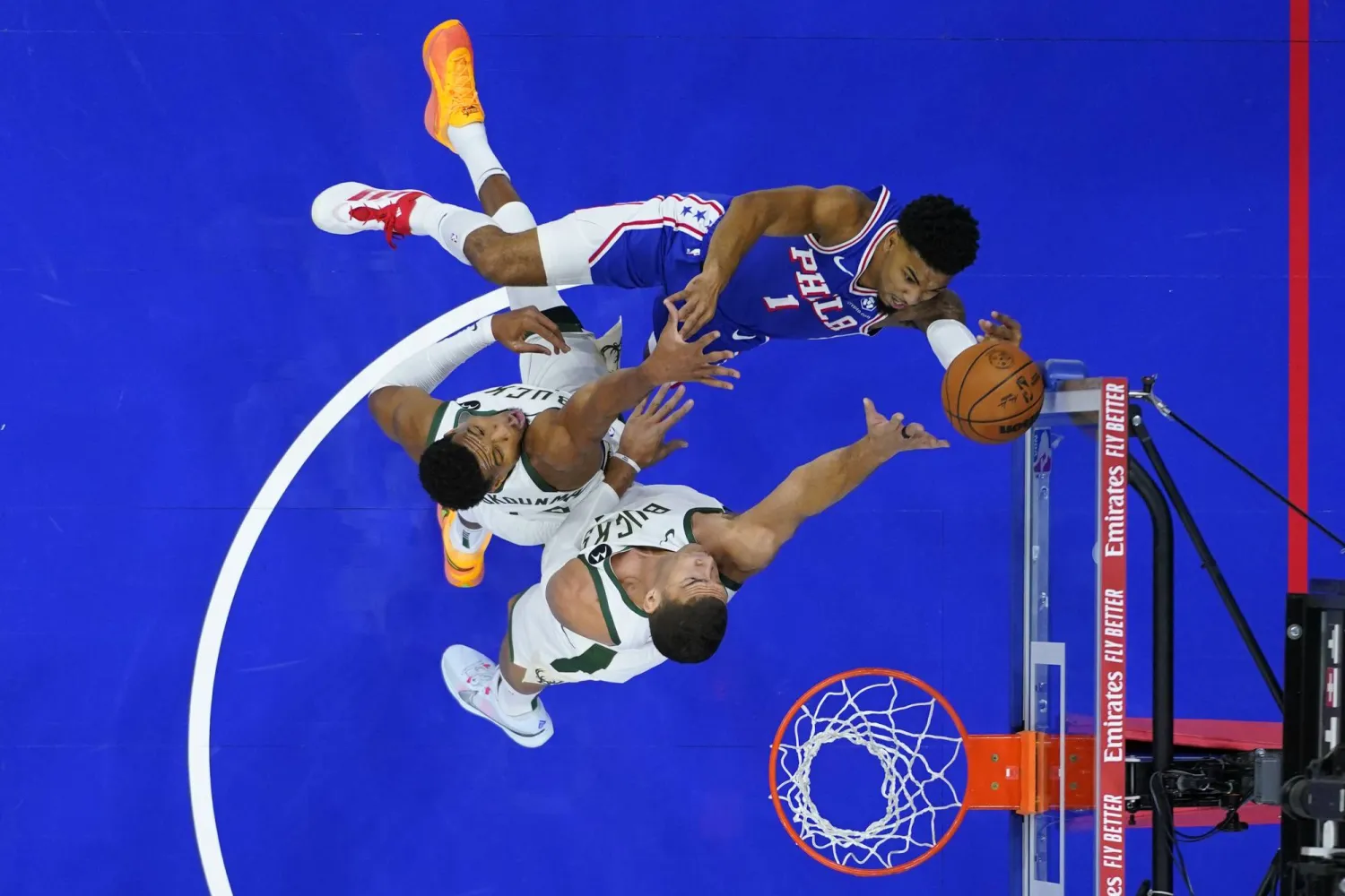 كي جي مارتن لاعب فيلادلفيا يقفز لتسديدة بمضايقة لوبيز وأنتيتوكونمبو (أ.ب)