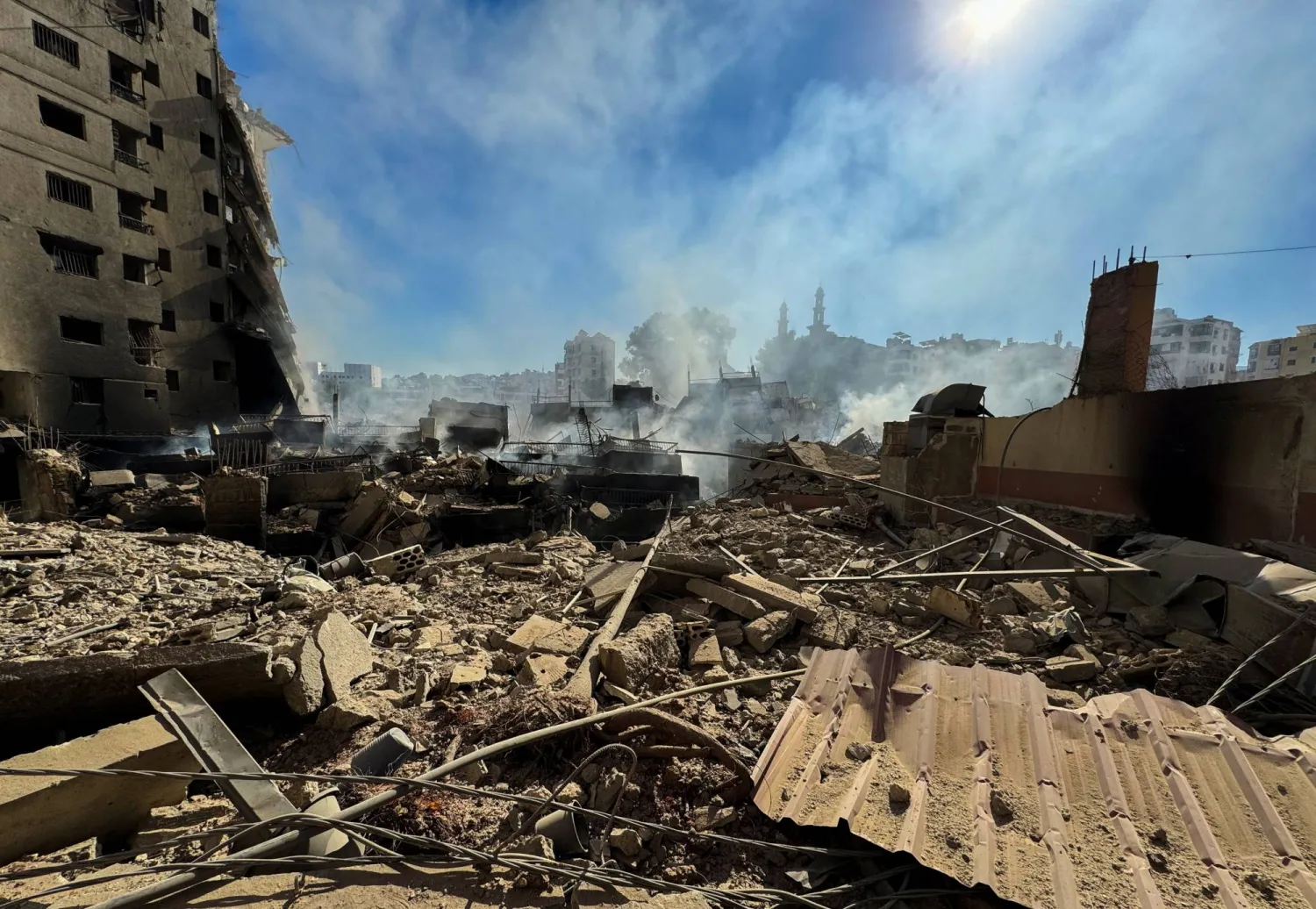 صورة تظهر المباني المتضررة في أعقاب الضربات الإسرائيلية على الضاحية الجنوبية لبيروت، وسط الأعمال العدائية المستمرة بين "حزب الله" والقوات الإسرائيلية، لبنان، 24 أكتوبر 2024 (رويترز)