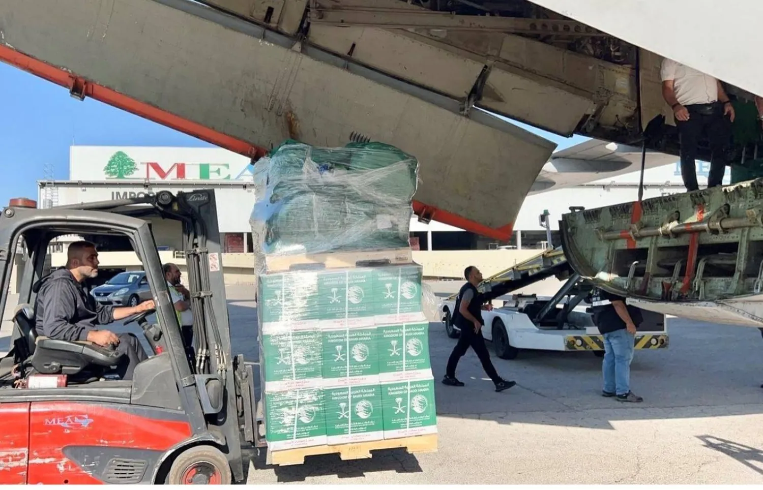 الطائرة الإغاثية الثانية عشرة ضمن الجسر الجوي السعودي تصل إلى بيروت (واس)