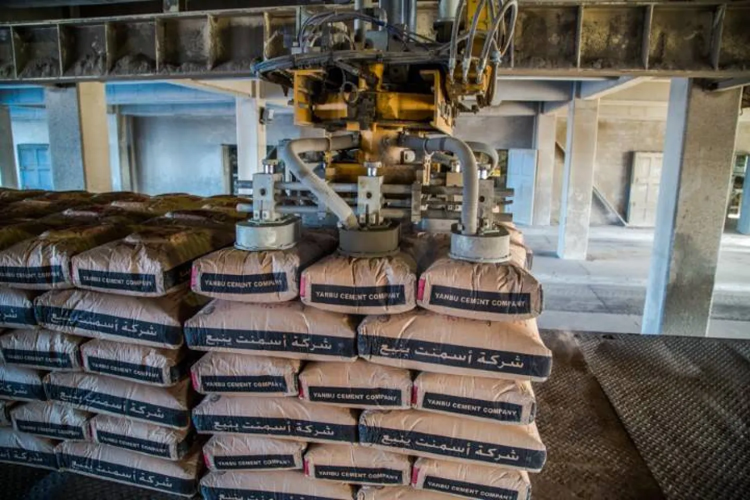 داخل أحد مصانع «أسمنت ينبع» في السعودية (موقع الشركة الإلكتروني)