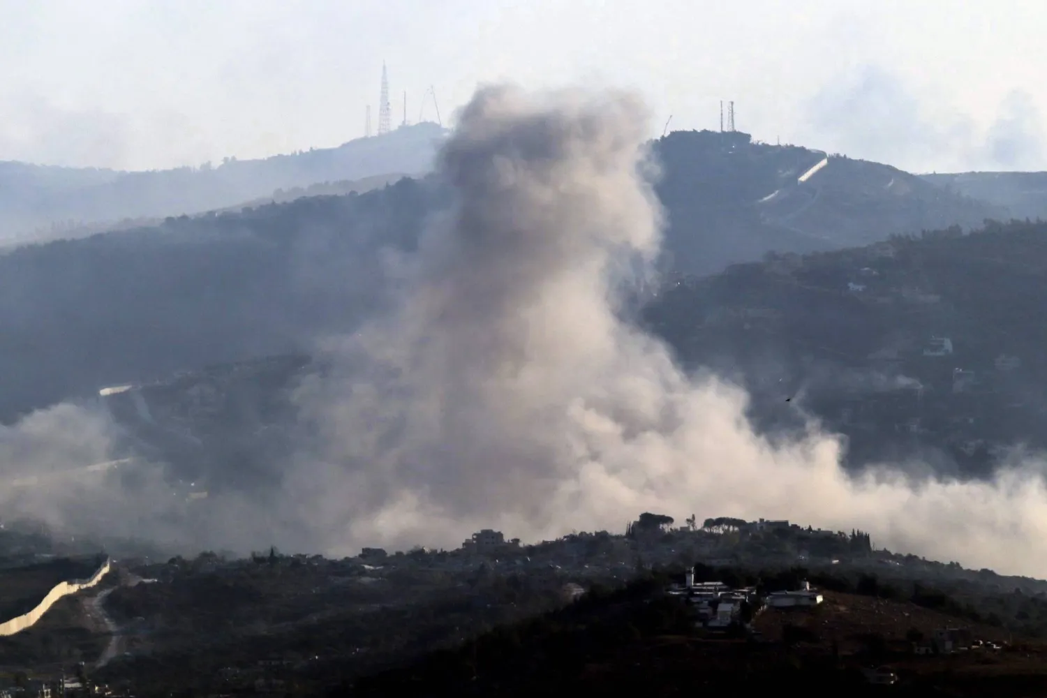 صورة التُقطت من منطقة مرجعيون في جنوب لبنان تظهر تصاعد الدخان فوق قرية كفركلا بالقرب من الحدود بعد القصف الإسرائيلي (أ.ف.ب)