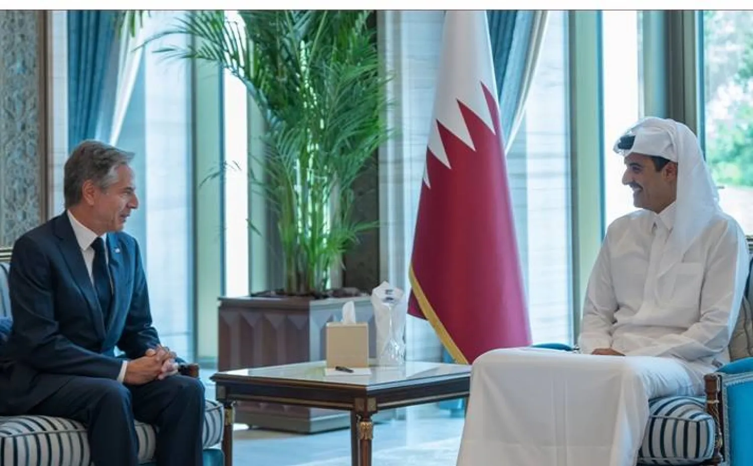 أمير قطر الشيخ تميم بن حمد آل ثاني خلال لقائه اليوم وزير الخارجية الأميركي أنتوني بلينكن في الدوحة (قنا)