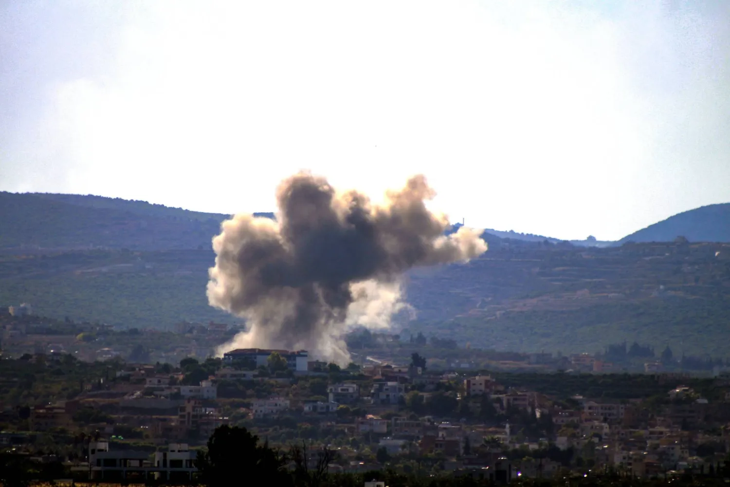 غارة إسرائيلية استهدفت مدينة صور بجنوب لبنان (أ.ف.ب)