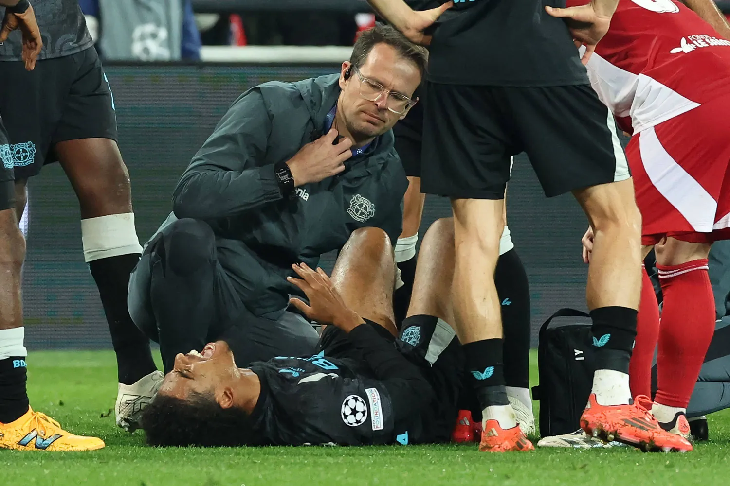 أمين عدلي لحظة سقوطه مصاباً (أ.ف.ب)