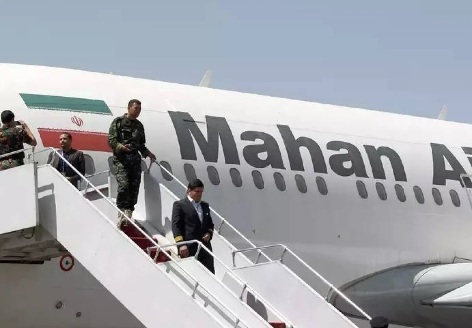 طائرة تابعة لـ«ماهان إير» بمطار صنعاء اليمني عام 2015 (أرشيفية - أ.ف.ب)