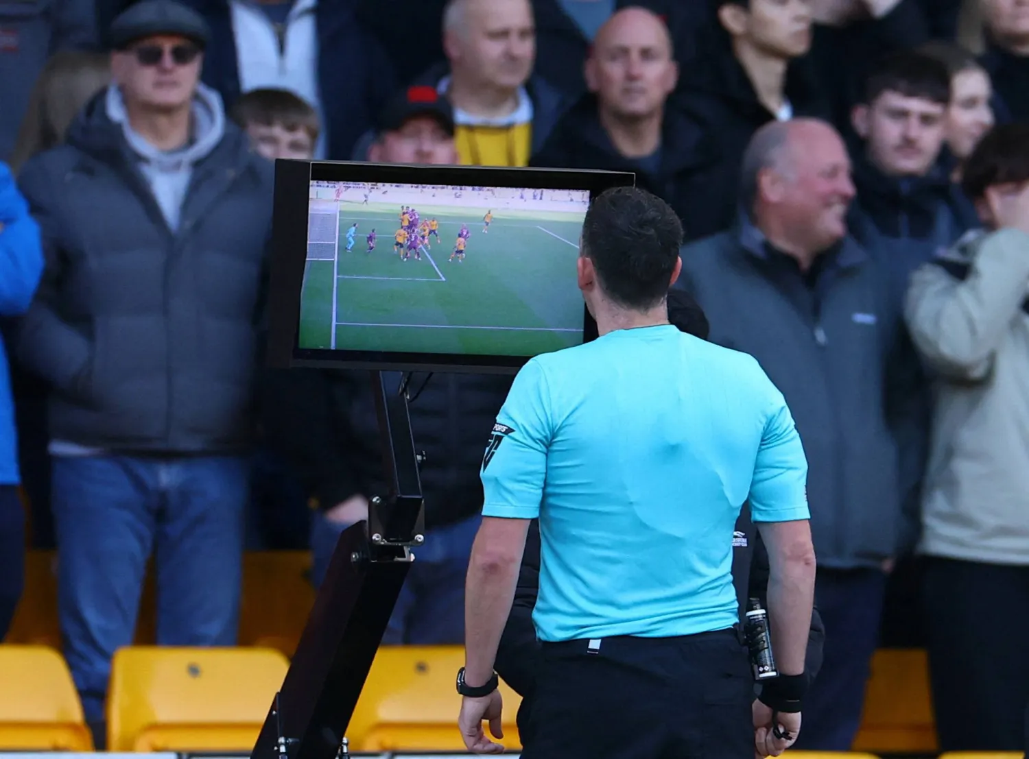 الحكم كريس كافاناغ خلال مراجعة الحالة المثيرة في اللقاء (رويترز)