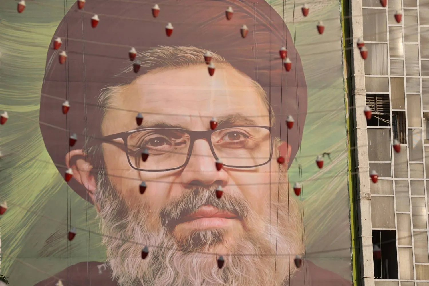 Tahran'da bir binanın cephesinde Hizbullah Yürütme Konseyi Başkanı Haşim Safiyuddin'in resmi (Reuters)