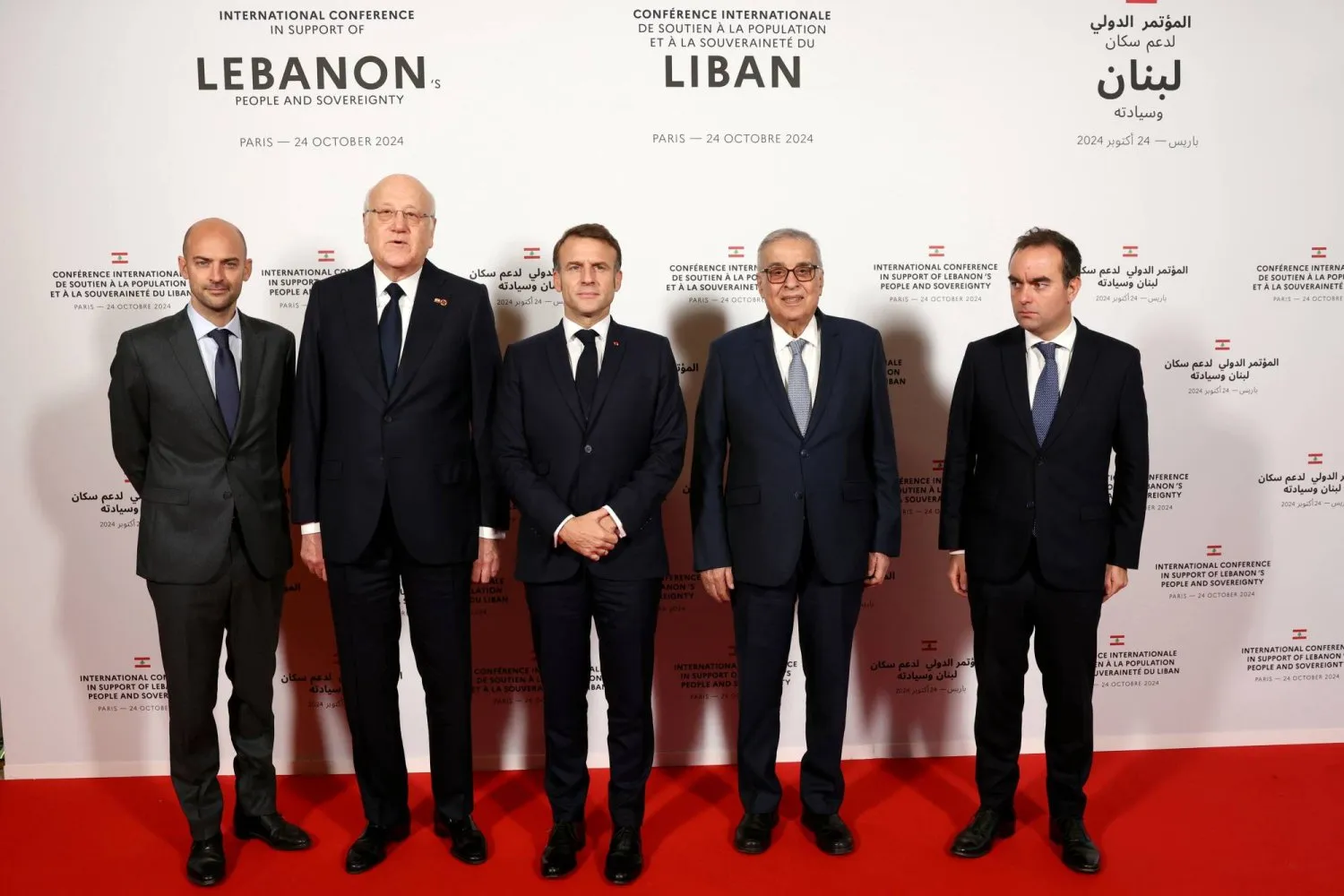 (soldan sağa) Fransa Dışişleri Bakanı Jean-Noel Barrot, Lübnan Başbakanı Necib Mikati, Fransa Cumhurbaşkanı Emmanuel Macron, Lübnan Dışişleri Bakanı Abdullah Buhabib ve Fransa Savunma Bakanı Sebastien Lecornu (AP)