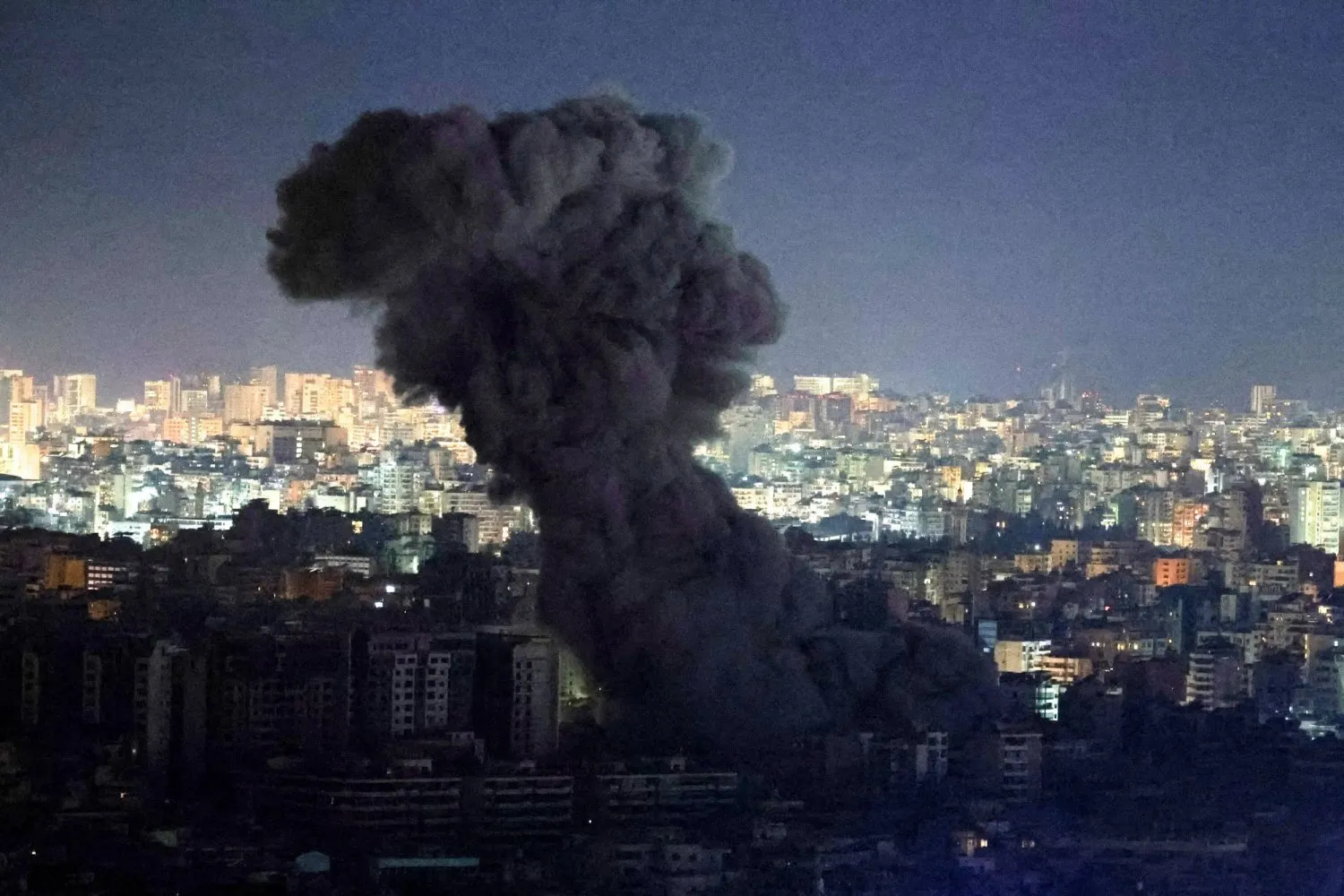 İsrail saldırısının ardından Beyrut'un güney banliyösünden yoğun duman yükseliyor (Reuters)