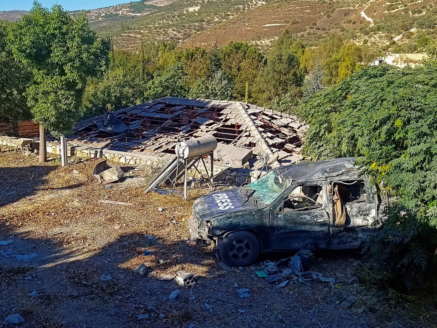 مركبة صحافية مدمرة في موقع غارة إسرائيلية في وقت مبكر من صباح الجمعة في حاصبيا بلبنان، 25 أكتوبر 2024 (رويترز)