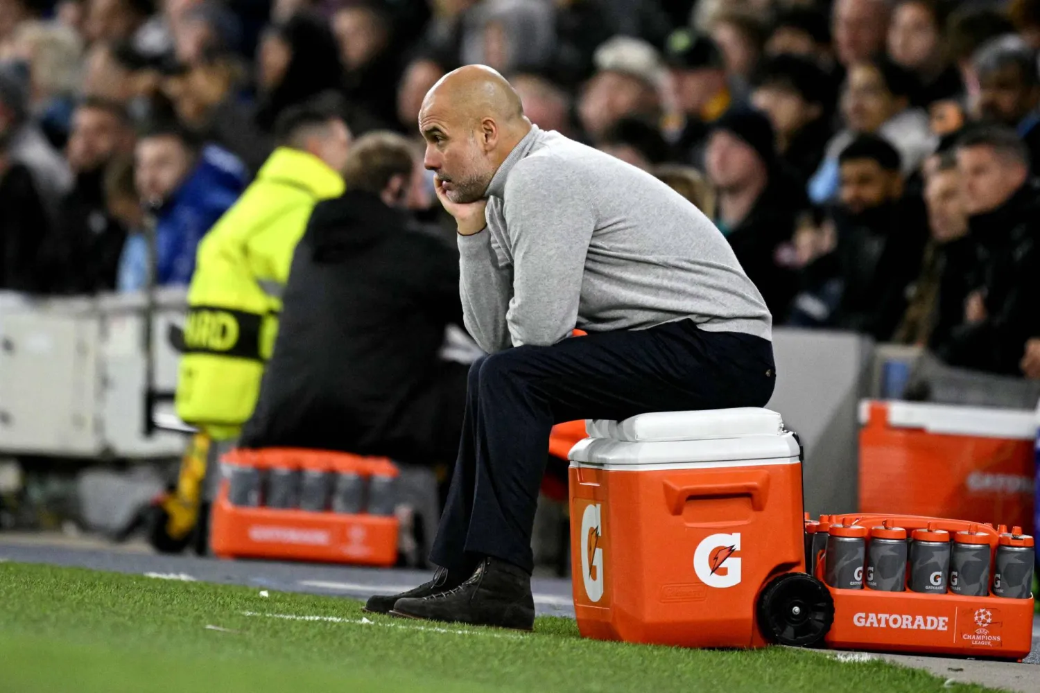 غوارديولا يعاني من غيابات كثيرة بسبب الإصابة (أ.ف.ب)