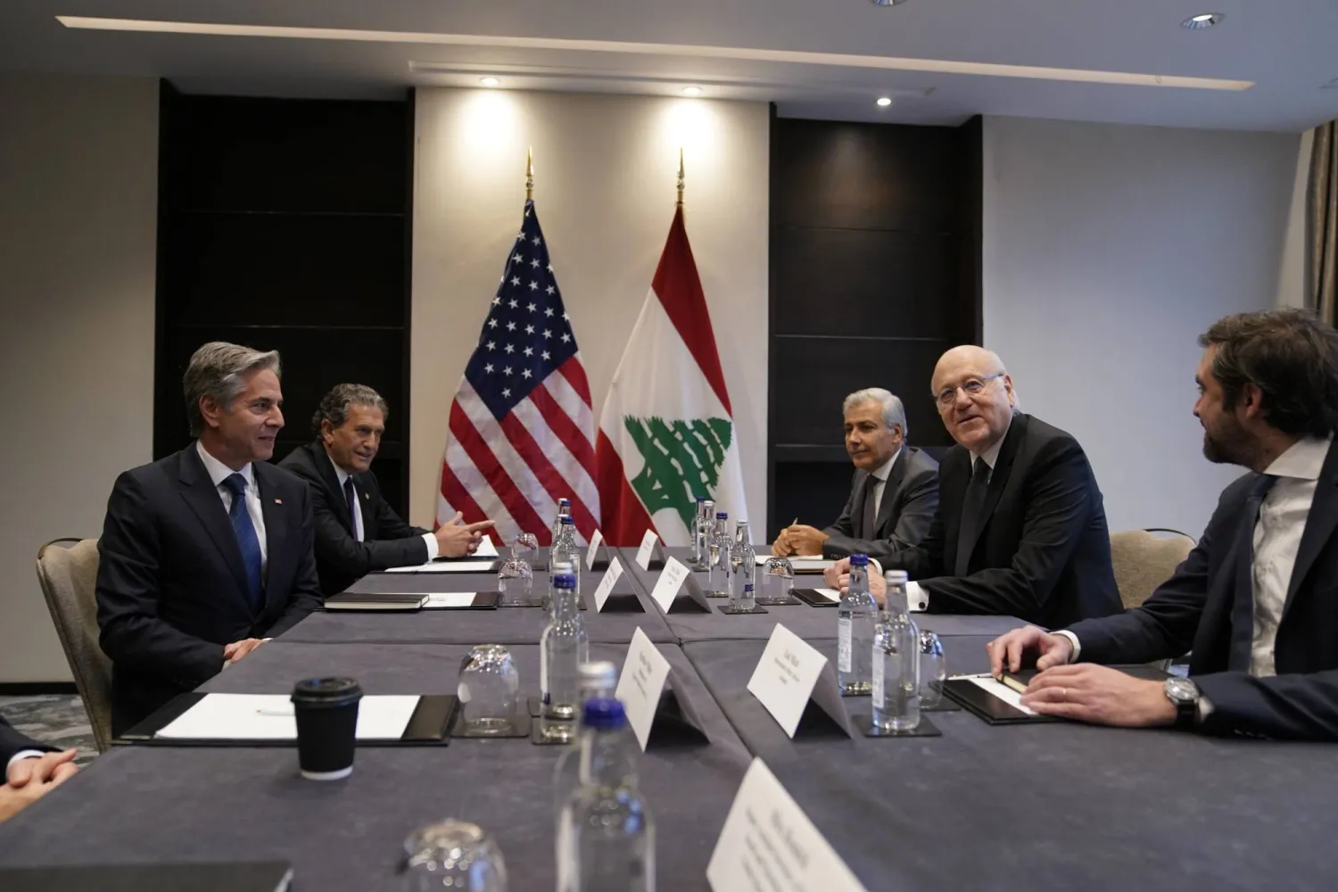 وزير الخارجية الأميركي أنتوني بلينكن مجتمعاً مع رئيس حكومة لبنان نجيب ميقاتي (أ.ب)