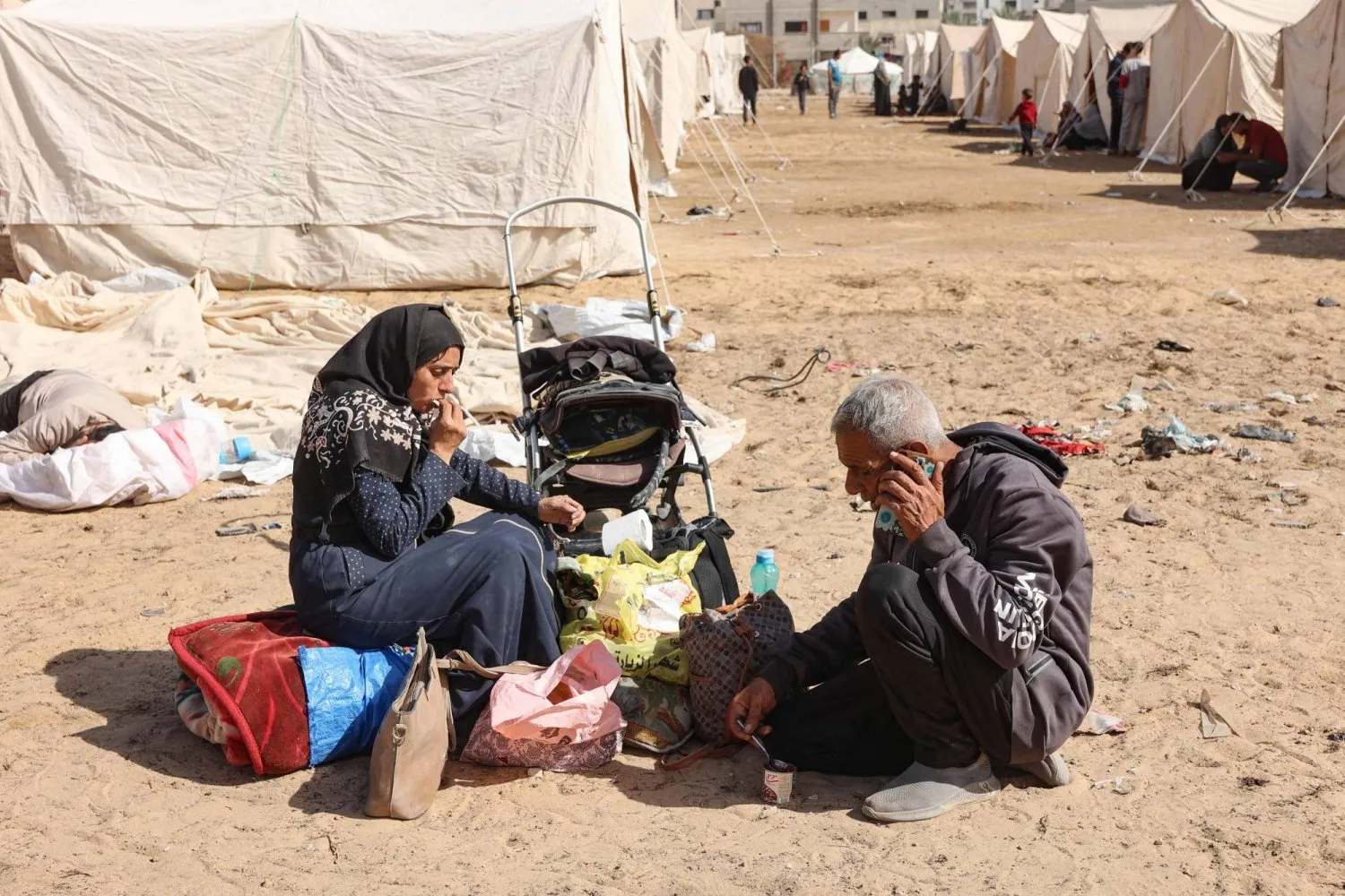 Gazze şehrindeki Yermuk Stadyumu’nda oturan yerlerinden edilmiş Filistinliler (AFP)