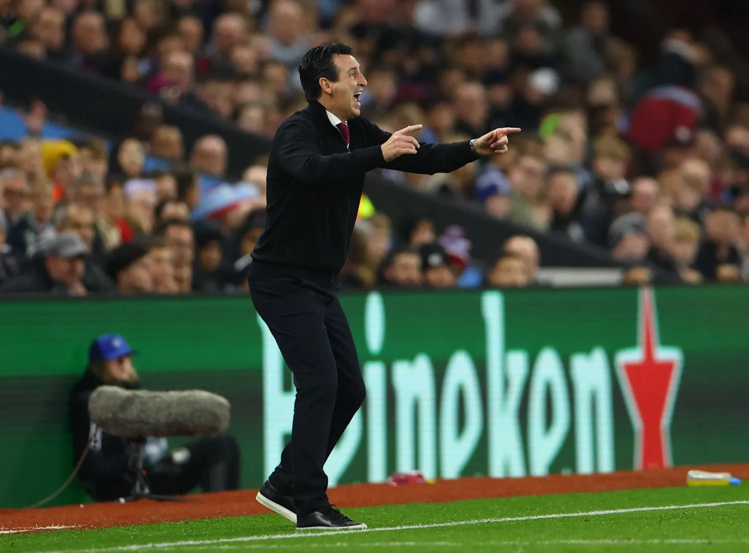 أوناي إيمري أكمل عامين في تدريب أستون فيلا (رويترز)