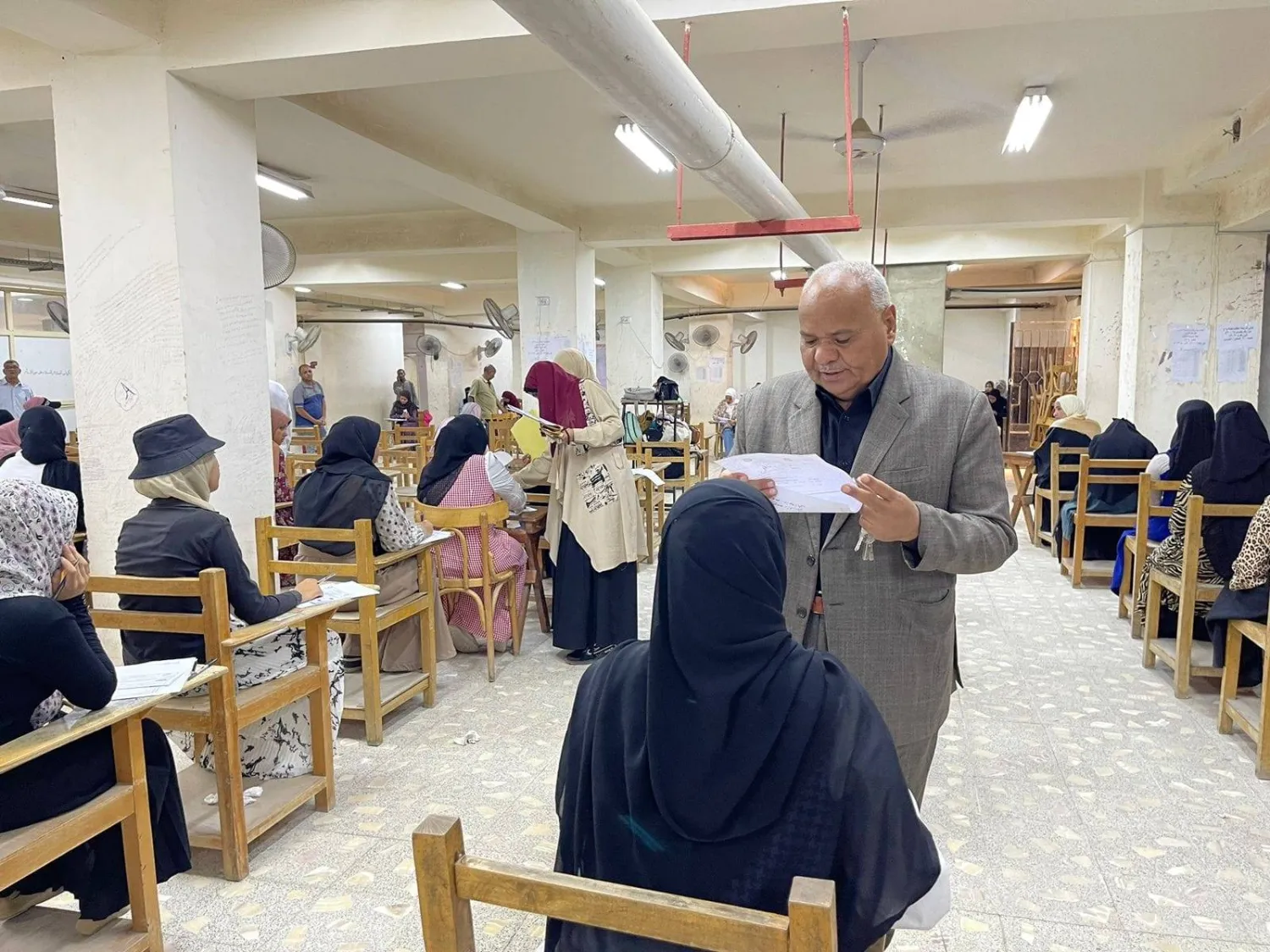 طالبات يؤدين الامتحانات بجامعة الأزهر فرع الأقصر (إدارة الجامعة)