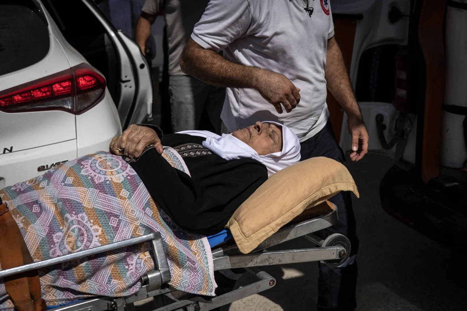 مريضة تحتاج إلى غسل الكلى يتم نقله إلى المستشفى في سيارة إسعاف في جنين (أ.ف.ب)