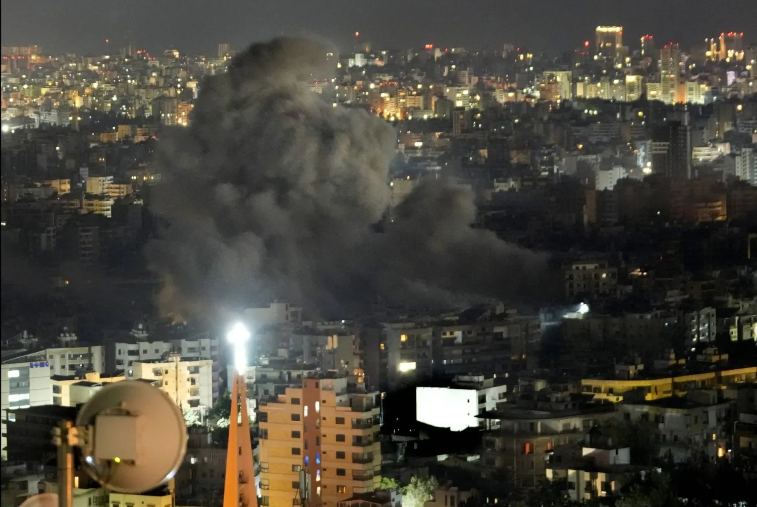 İsrail'in Beyrut'un güney banliyösünü bombalaması sonucu dumanlar yükseliyor. (AP)