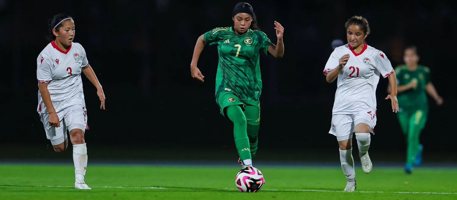 من المواجهة الودية التي جمعت الأخضر السعودي للشابات وطاجيكستان (الشرق الأوسط)