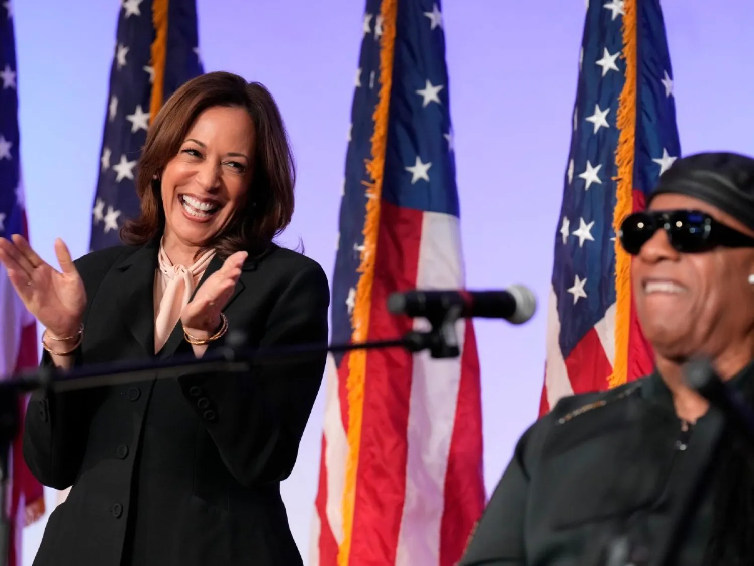 المرشحة الديمقراطية للرئاسة نائبة الرئيس كامالا هاريس مع المغني ستيفي واندر في جورجيا (أ.ب)