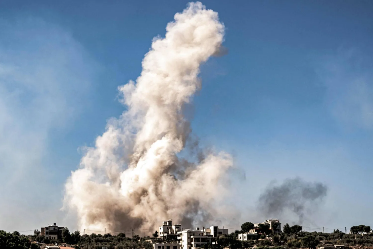 يتصاعد الدخان من انفجار ناجم عن القصف الإسرائيلي في تلال رميش في جنوب لبنان بالقرب من الحدود مع إسرائيل (أ.ف.ب)