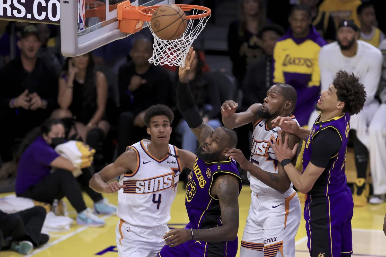 سجل «الملك» جيمس 21 نقطة و8 تمريرات حاسمة (إ.ب.أ)