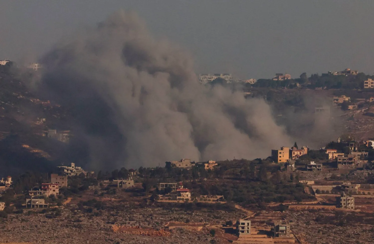دخان يتصاعد فوق جنوب لبنان جراء المعارك بين «حزب الله» والقوات الإسرائيلية (رويترز)
