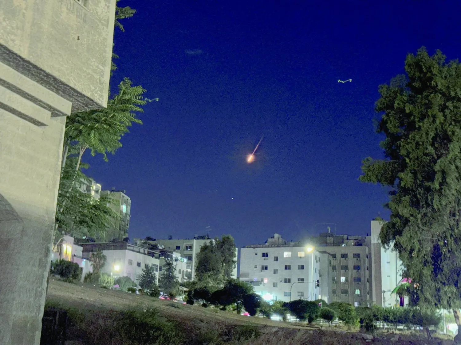   İran'ın bu ayın başlarında İsrail'e bir grup balistik füze fırlatmasının ardından Ürdün'ün başkenti Amman üzerinden geçen mermi (Reuters)