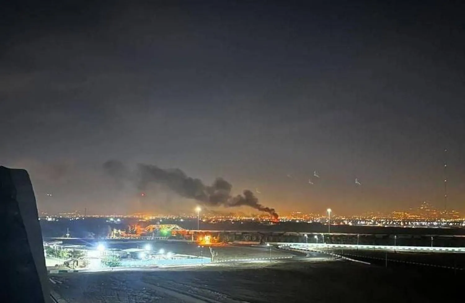 Tahran'ın eteklerindeki askeri bölgeden yükselen dumanlar (sosyal ağlar)