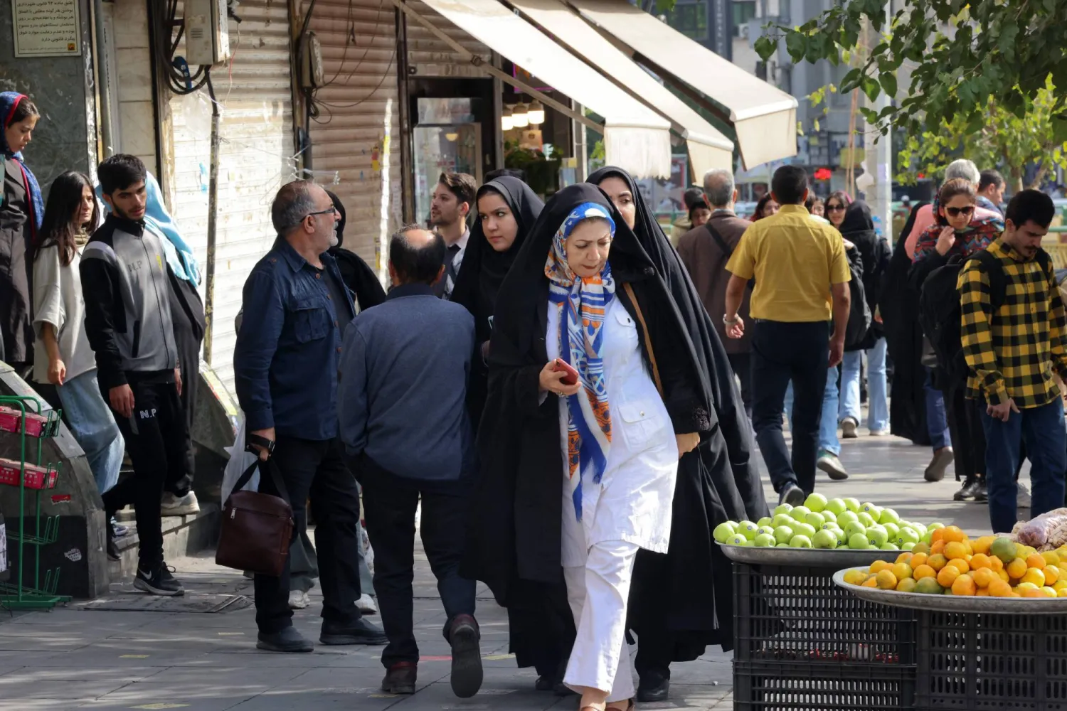 مواطنون في أحد شوارع العاصمة الإيرانية طهران (أ.ف.ب)