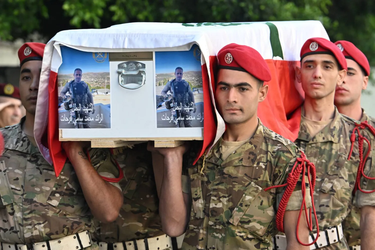 عناصر من الجيش اللبناني خلال تشييع رسمي للضابط محمد فرحات الذي قُتل بغارة إسرائيلية في الجنوب (إ.ب.أ)