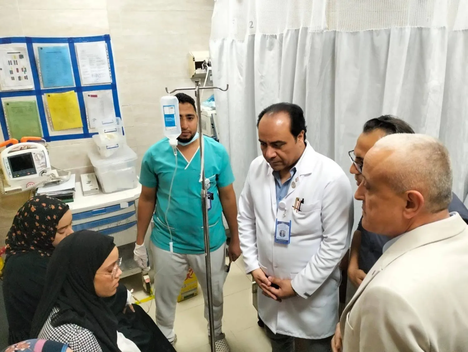 محافظ الأقصر والأطباء مع الطالبات في المستشفى (محافظة الأقصر)