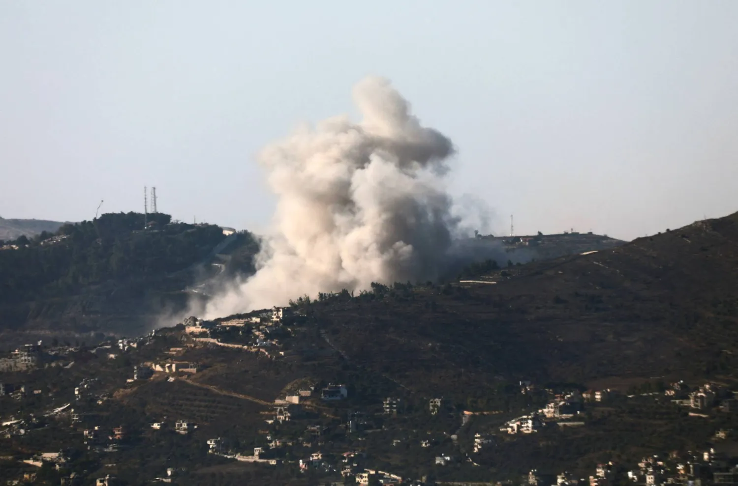 دخان يتصاعد وسط الأعمال العدائية المستمرة بين «حزب الله» والقوات الإسرائيلية بالقرب من الحدود 26 أكتوبر 2024 (رويترز)