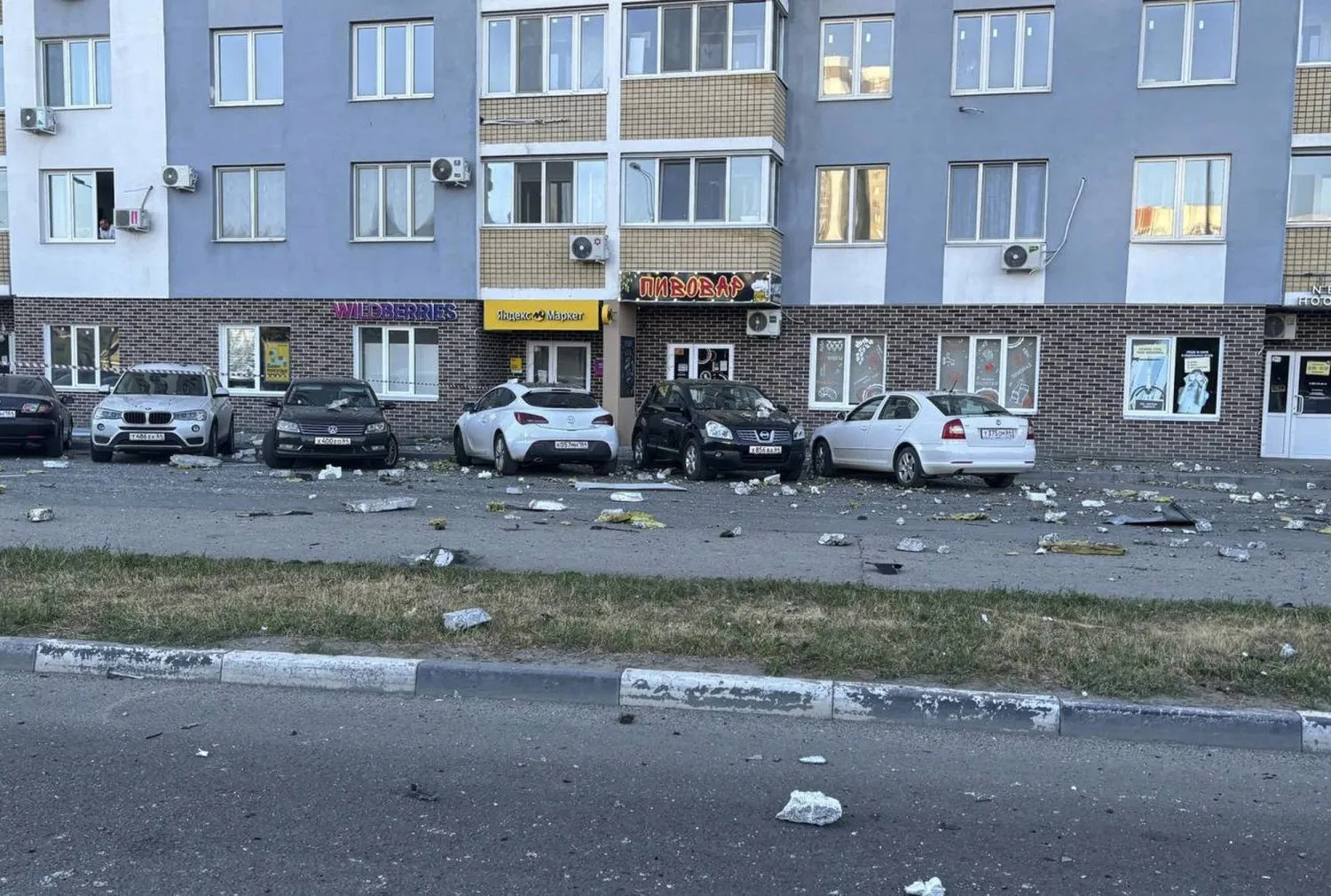 Rusya'nın Saratov kentinde Ukrayna saldırısının bir konut binasında yol açtığı hasar (Arşiv - EPA)