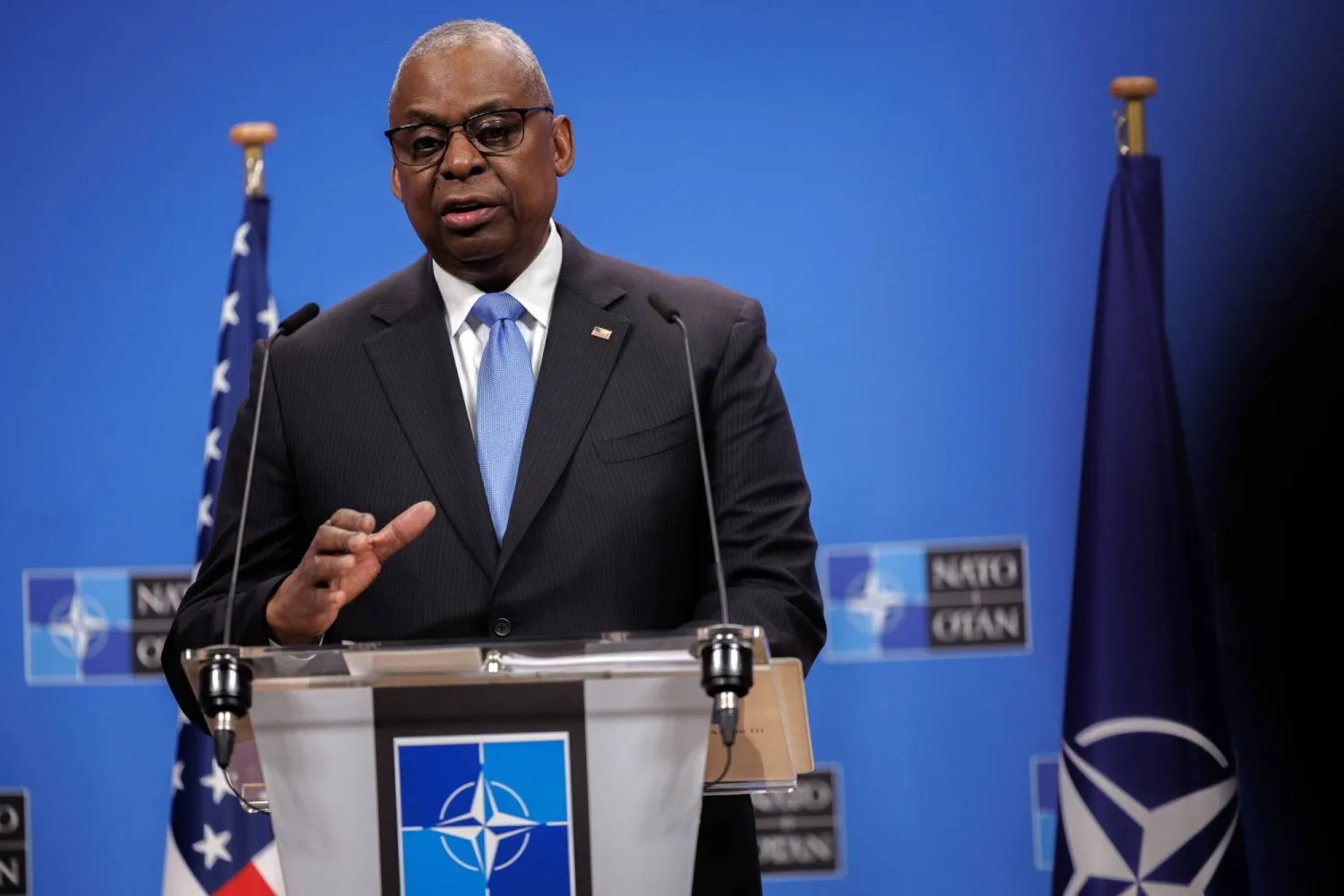  ABD Savunma Bakanı Lloyd Austin, Brüksel'deki NATO karargahında basın toplantısında (AP)