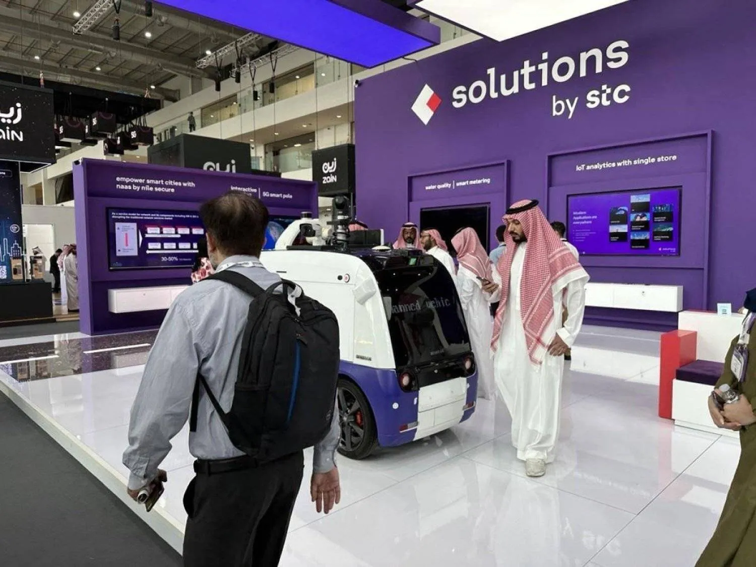 جناح شركة «سلوشنز» في معرض «سيتي سكيب غلوبال» بالرياض (الشرق الأوسط)