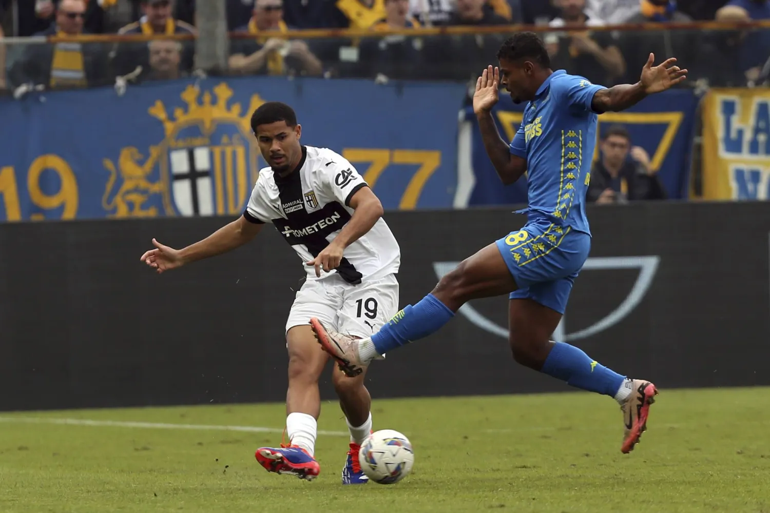 واصل بارما وضيفه إمبولي ابتعادهما عن نغمة الانتصارات بعدما تعادلا 1-1 (أ.ب)