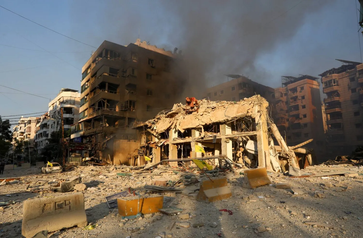 İsrail'in Beyrut'un güney banliyösüne düzenlediği hava saldırısında hasar gören bir bina (Reuters)