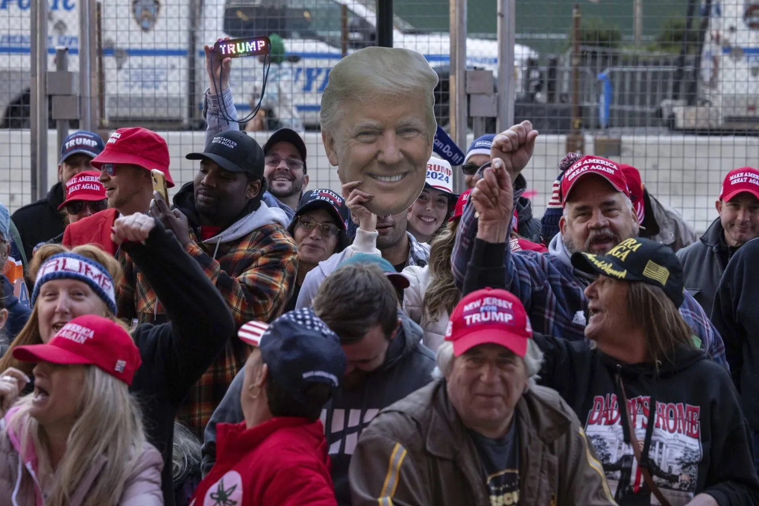 Trump destekçileri pazar günü New York'taki seçim mitingi için toplandı (AP)