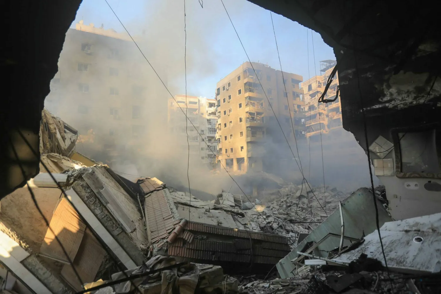 آثار الدمار الذي سبّبته غارة إسرائيلية على الضاحية الجنوبية ببيروت (أ.ف.ب)