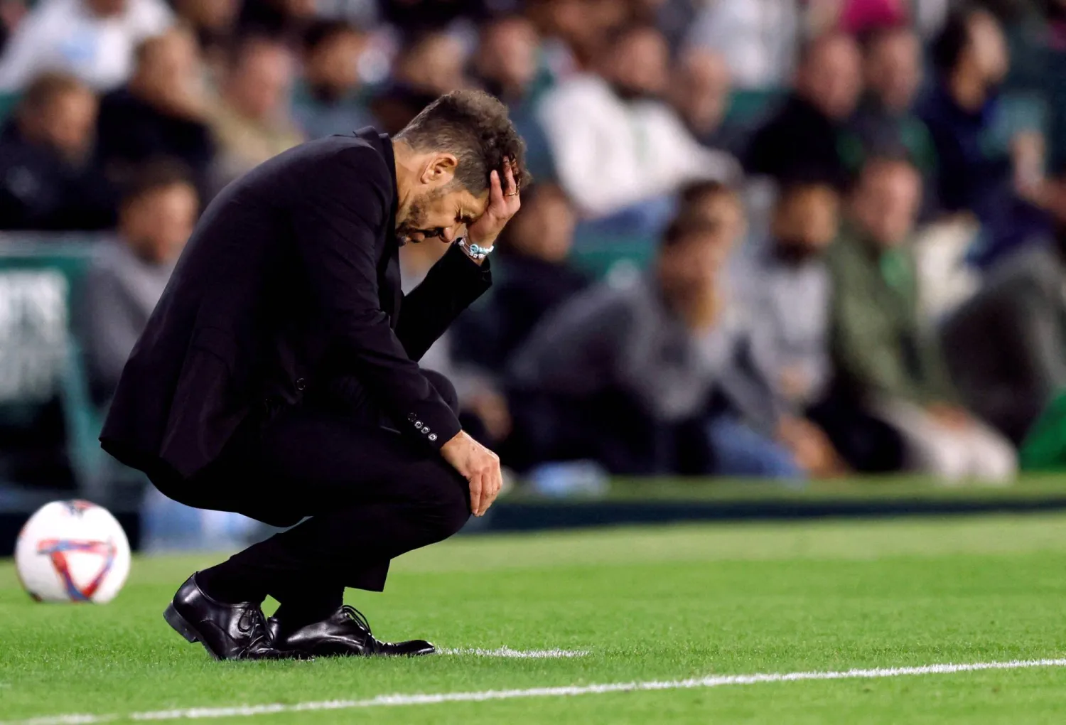 دييغو سيميوني حزيناً بعد الهزيمة الأولى لأتليتكو في الليغا (رويترز)