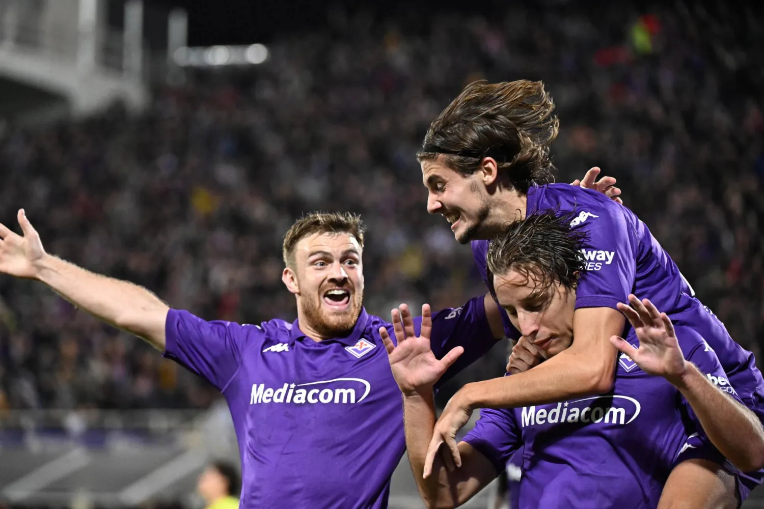 لاعبو فيورنتينا يحتفلون بأحد أهدافهم في شباك روما (إ.ب.أ)