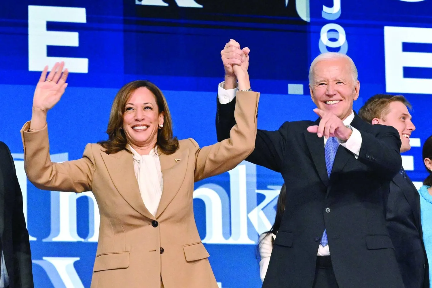  Harris ve Biden, 19 Ekim 2024'teki Demokrat Parti Kongresi'nde (AFP)
