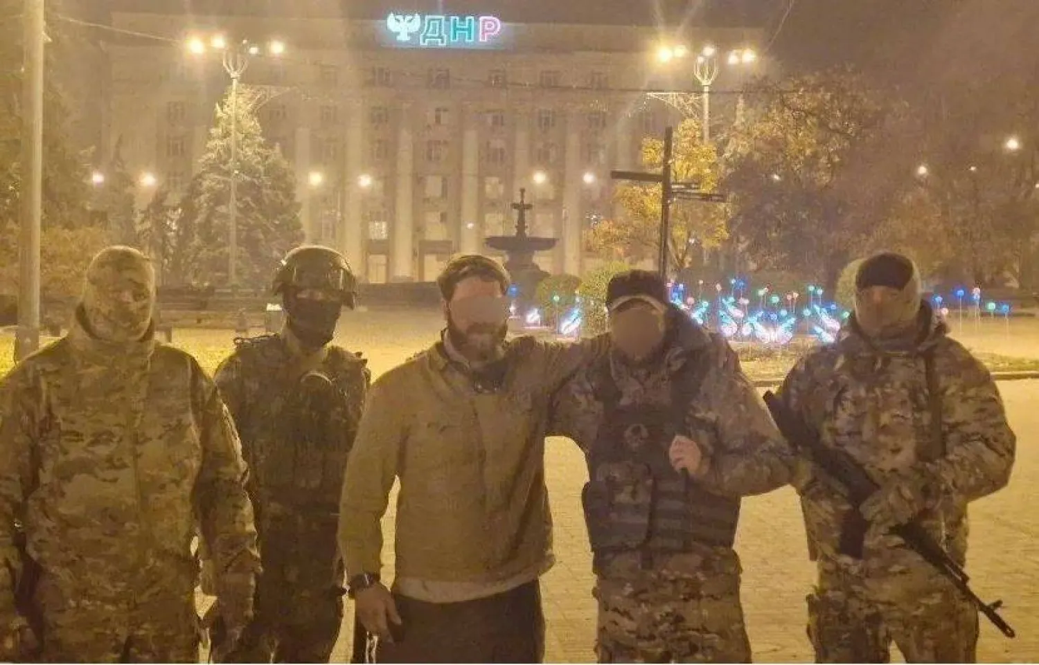 صورة للمواطن الأميركي محاطاً بجنود روس (وسائل إعلام روسية)