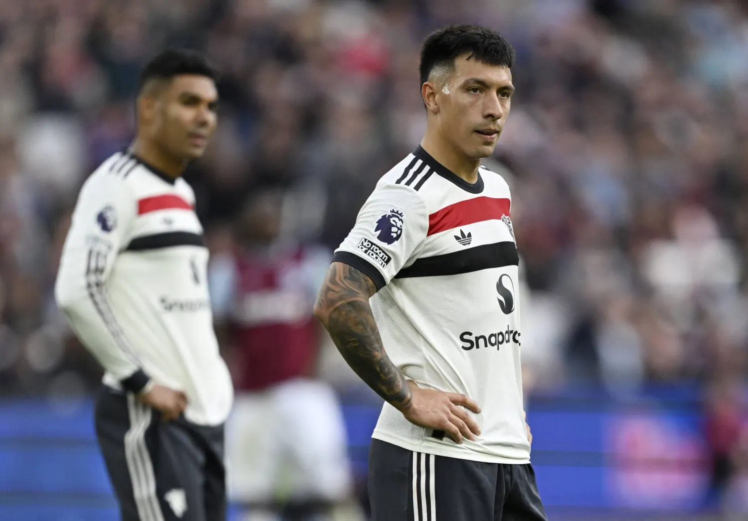 مارتينيز ولحظة حسرة على التفريط بالنقاط (رويترز)