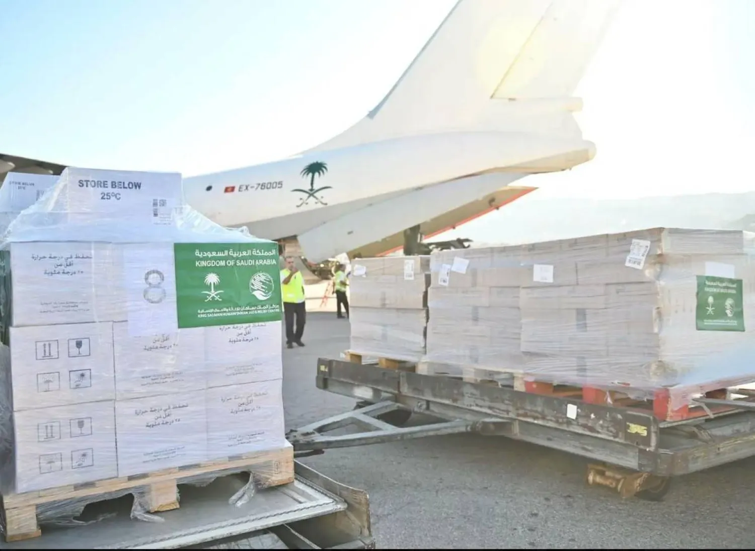 تحمل الطائرة على متنها مساعدات إغاثية متنوعة تشتمل على مواد غذائية وطبية وإيوائية (واس)