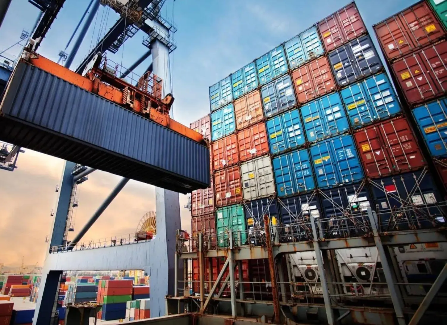 حاويات بها صادرات سعودية غير نفطية (واس)